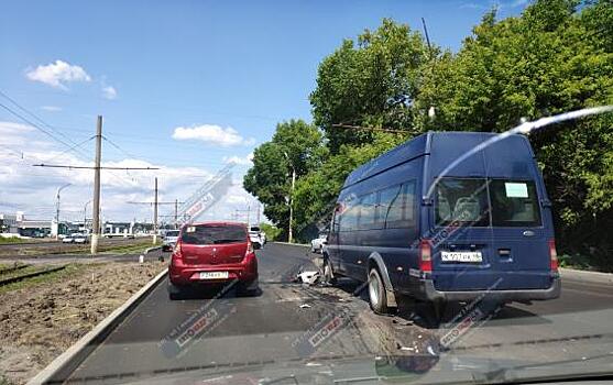 ДТП в Курске: столкнулись две легковушки и микроавтобус