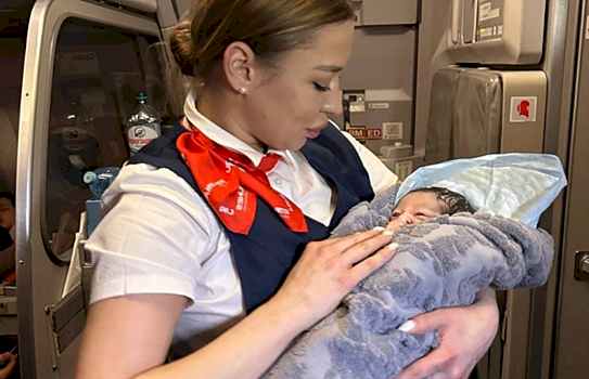 На борту самолета, летевшего из Ташкента в Екатеринбург, родила пассажирка