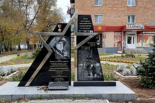 Избрана мера пресечения осквернившим памятник Герою России школьницам