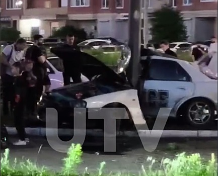 В Оренбурге автомобиль Nissan Skyline влетел в столб