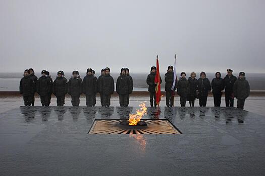 Почетная вахта памяти на Посту №1 открыта у Вечного огня Славы в Нижегородском Кремле
