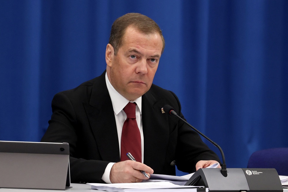 Медведев призвал относиться к Польше как к неисправимому врагу России