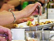 На банкете в Бишкеке отравились 170 человек