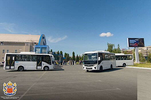 Новотроицку передали 17 новых автобусов