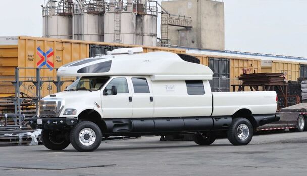 Из пикапа Ford F 750 сделали огромный дом на колесах размером с магистральный тягач