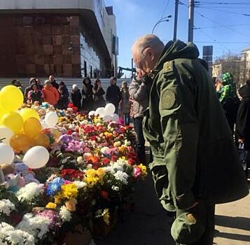 Бастрыкин возложил цветы к народному мемориалу