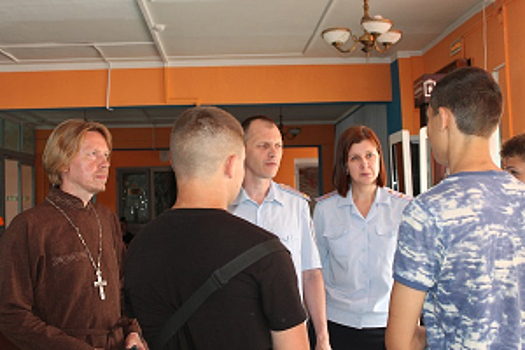 Полицейские в Самарской области совместно с общественниками в преддверии Международного дня борьбы со злоупотреблением наркотических средств и их незаконного оборота, проводят беседы с молодым поколением