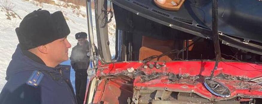 В ДТП с автобусом на автодороге в Приморье пострадали 14 человек