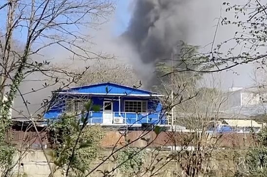 Сильный пожар произошел на складах в сочинском поселке Дагомыс