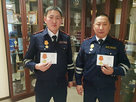 В Якутске инспекторы ДПС награждены медалью «За смелость во имя спасения»