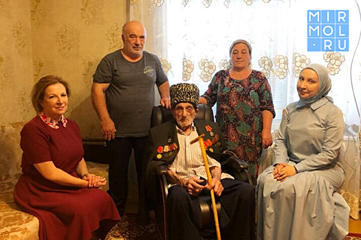 Изумуруд Мугутдинова поздравила ветерана Великой Отечественной войны с 100-летним юбилеем