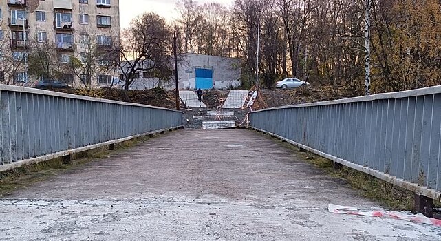 Петрозаводчане продолжают перелезать через закрытый на ремонт мост