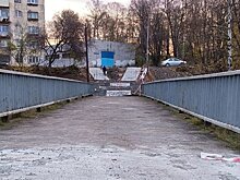 Петрозаводчане продолжают перелезать через закрытый на ремонт мост
