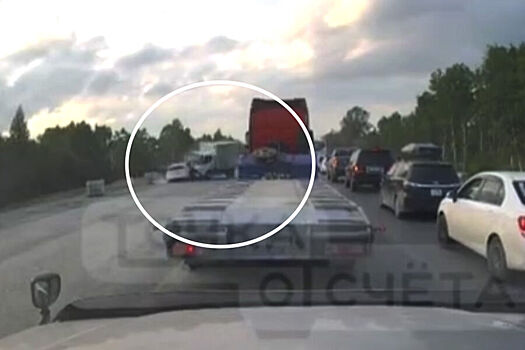 На Сахалине на видео попало жесткое столкновение Toyota Prius с грузовиком