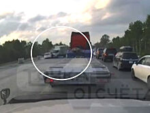 На Сахалине на видео попало жесткое столкновение Toyota Prius с грузовиком