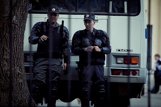 В Екатеринбурге силовики разгромили тайное общежитие мигрантов