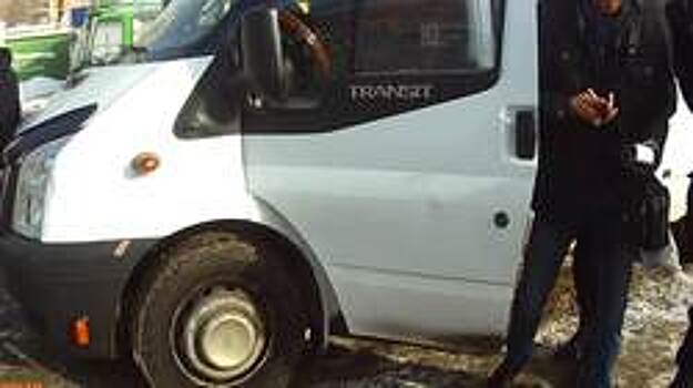 Видео: В Екатеринбурге арестовали автобус прямо на дороге