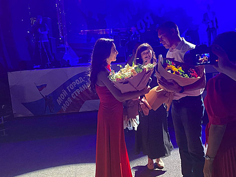 Курганские VIP-чиновники вручили цветы певице Заре