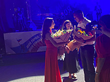 Курганские VIP-чиновники вручили цветы певице Заре