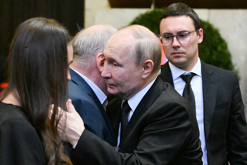 Президент РФ Владимир Путин на церемонии прощания с председателем Верховного суда РФ Ириной Подносовой в траурном зале ЦКБ Управления делами президента РФ в Москве, 24 июля 2025 года