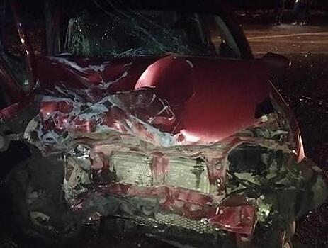 Два человека пострадали при столкновении грузовика и легковушки в Самарской области