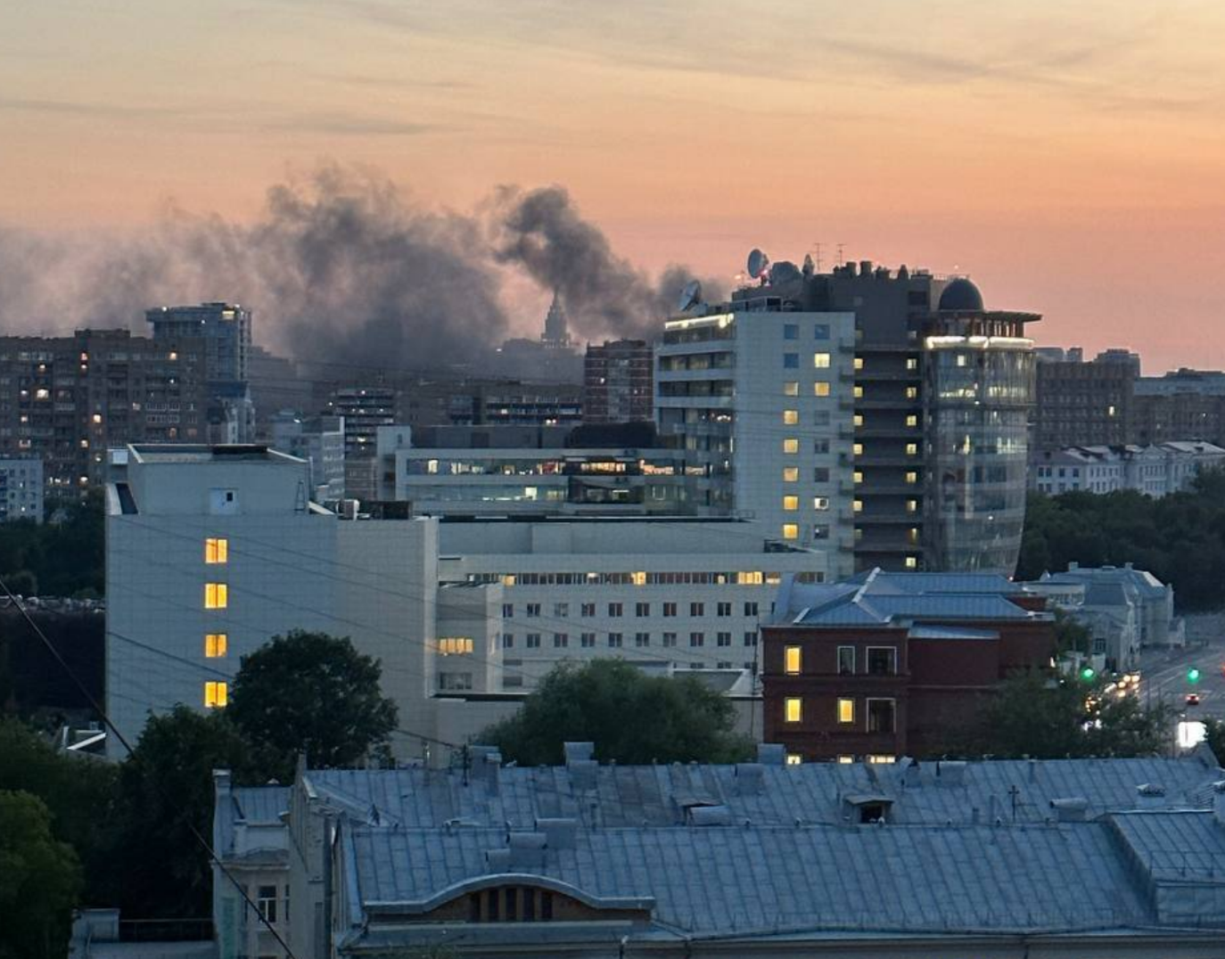 Крупный пожар разгорелся в центре Москвы