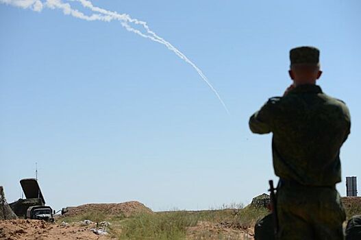 На учениях в Астраханской области провели боевые стрельбы ЗРК С-300 и С-400
