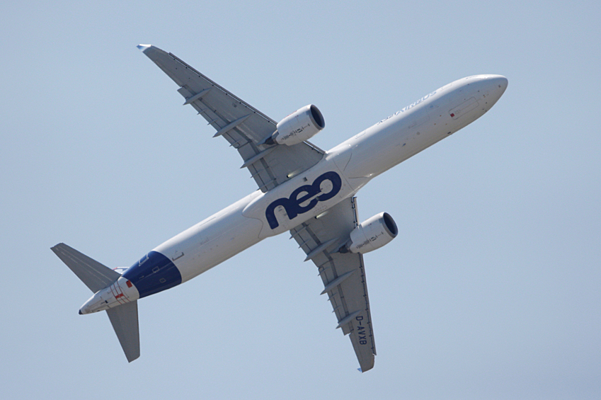 Новинка от Airbus — среднемагистральный пассажирский самолет А321-neo. Вмещает 240 пассажиров