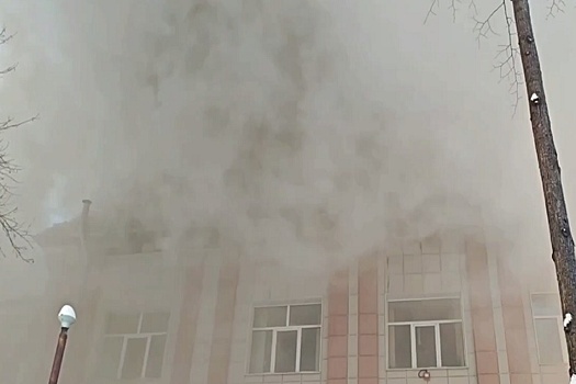 В Новосибирске загорелся педагогический колледж