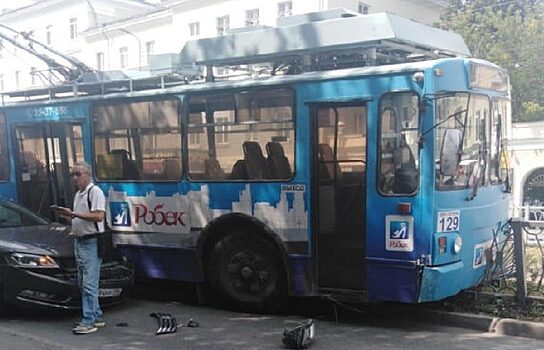 В Екатеринбурге троллейбус протаранил забор на новой аллее