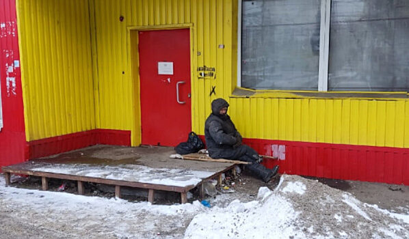 Саратовское министерство помогло замерзающему на улице инвалиду без ноги