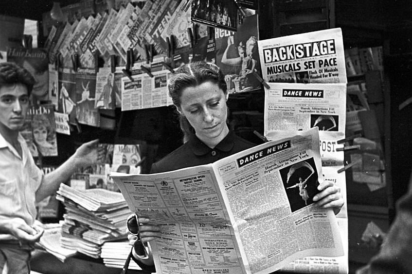 Гастроли Большого театра в Америке. Балерина Майя Плисецкая знакомится с газетными рецензиями в США, 1962 год