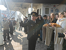 Дипломаты и соотечественники РФ встретили с караваями фрегат "Паллада" в Китае