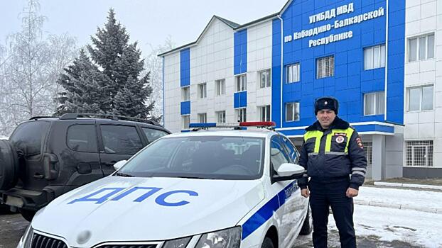В Кабардино-Балкарии полицейский помог пассажирам сломавшегося в пути автобуса добраться до аэропорта