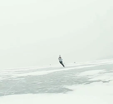 Элизабет Турсынбаева прокатилась на замерзшем льду озера Борового
