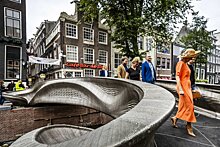 В Амстердаме открыли пешеходный мост, сделанный на 3D-принтере