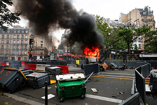 Противники мер по COVID схлестнулись с полицией в Париже