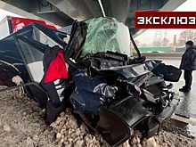 Опубликованы кадры с места аварии на МКАД, где фуры зажали легковушку