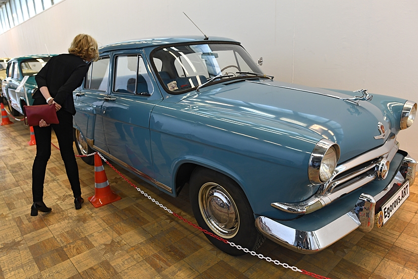 Посетитель у автомобиля ГАЗ-М21В «Волга» 1958 года.