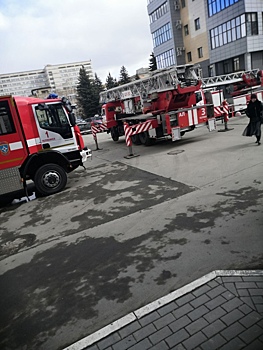 В Челябинске горел бизнес-центр «Полет»