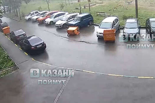 В Казани попала на видео "атака" мусорных баков на автомобили