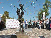 На набережной Волги появился памятник знаменитому шумящему "Клену"