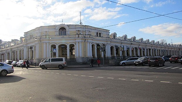 Суд "наказал" петербургскую фирму на 200 тысяч рублей за плохое содержание Гостиного двора в Пушкине