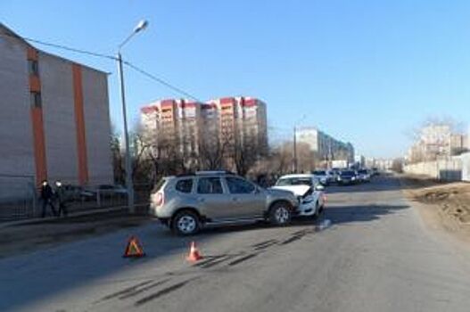 В Оренбурге столкнулись Renault и Datsun, есть пострадавший
