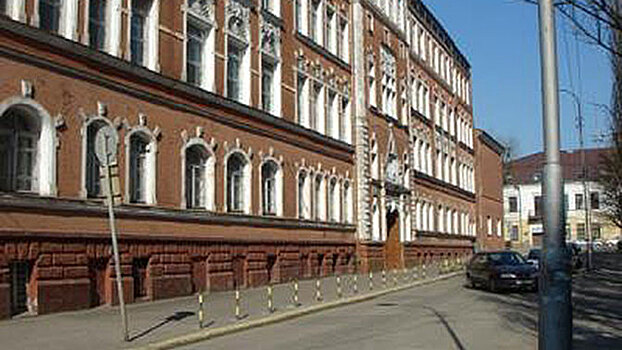 В калининградской школе нашли тайник с советскими скульптурами