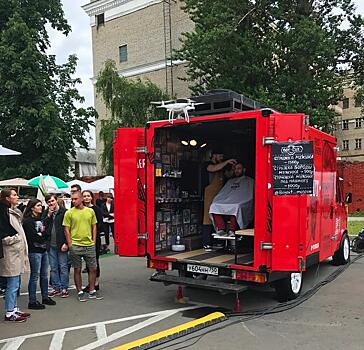 В Москве открылся передвижной барбершоп в фургоне грузовика