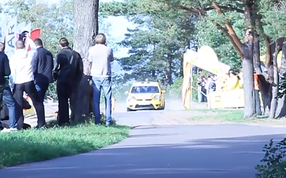 На ралли «Санкт‐Петербург‐2018» авто вылетело с трассы прямо в дерево. Видео