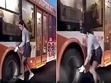 Водитель троллейбуса подтянула колёсные болты и прославилась в Сети