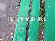 Коммунальщики привели в порядок лавочку во дворе на Маршала Чуйкова