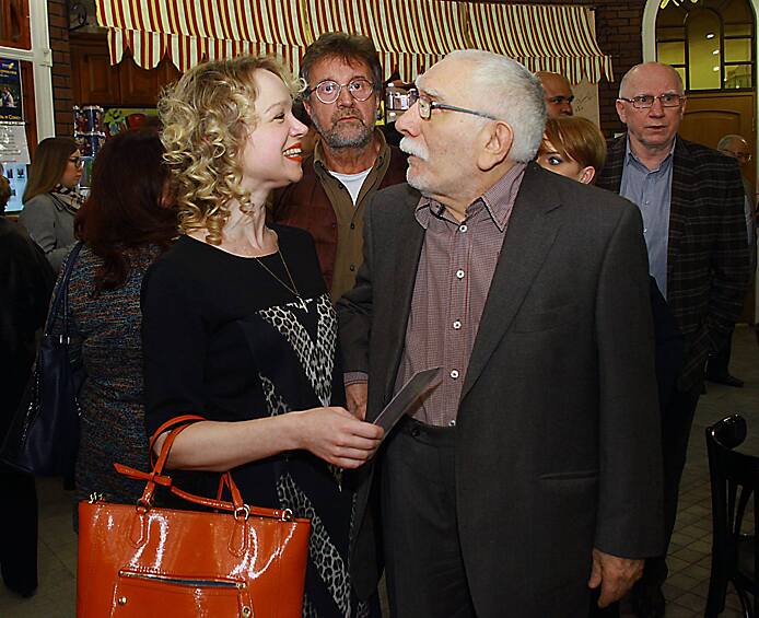 ...Эти ребята с Арменом были 15 лет. Они, естественно, не очень воспринимали ее как руководителя. Но она продолжает там командовать», — поведал друг Джигарханяна